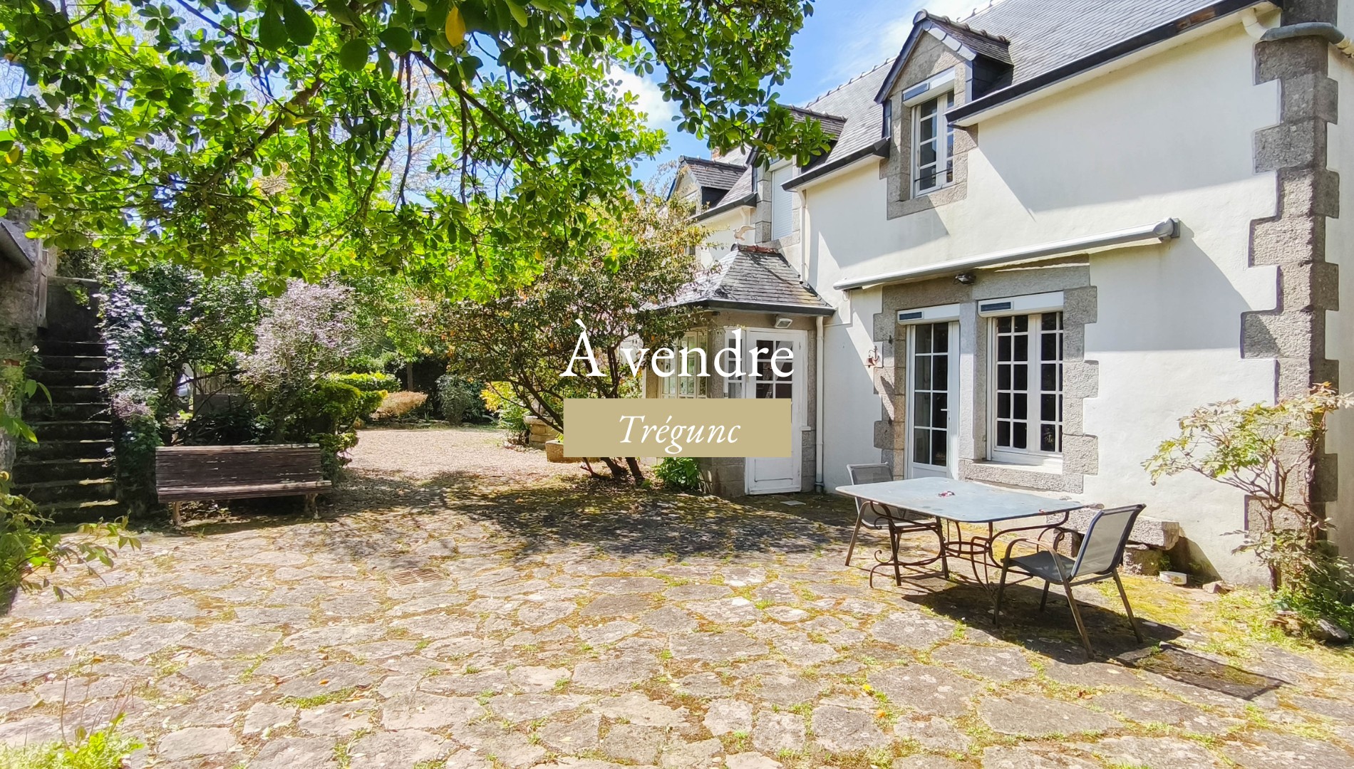 Coup de cœur entre terre et mer 🌊
Une propriété de caractère unique sur le marché !

🏡 La demeure principale offre de su
